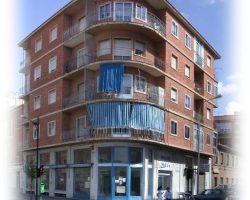 Foto edificio esquina local Luis Badía 24 AB